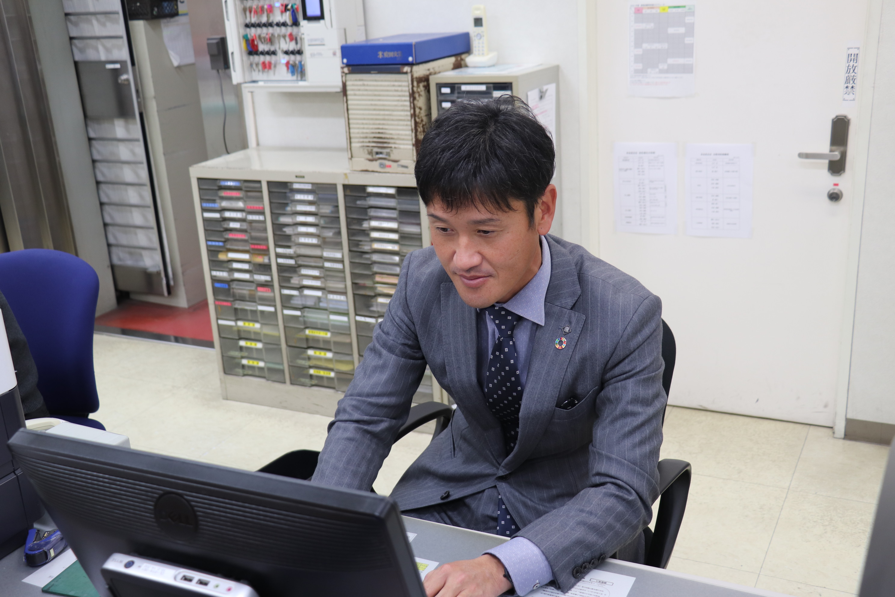 写真：店舗で指示を出す吉田さん