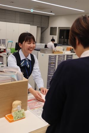 写真：窓口で応対する園川さん