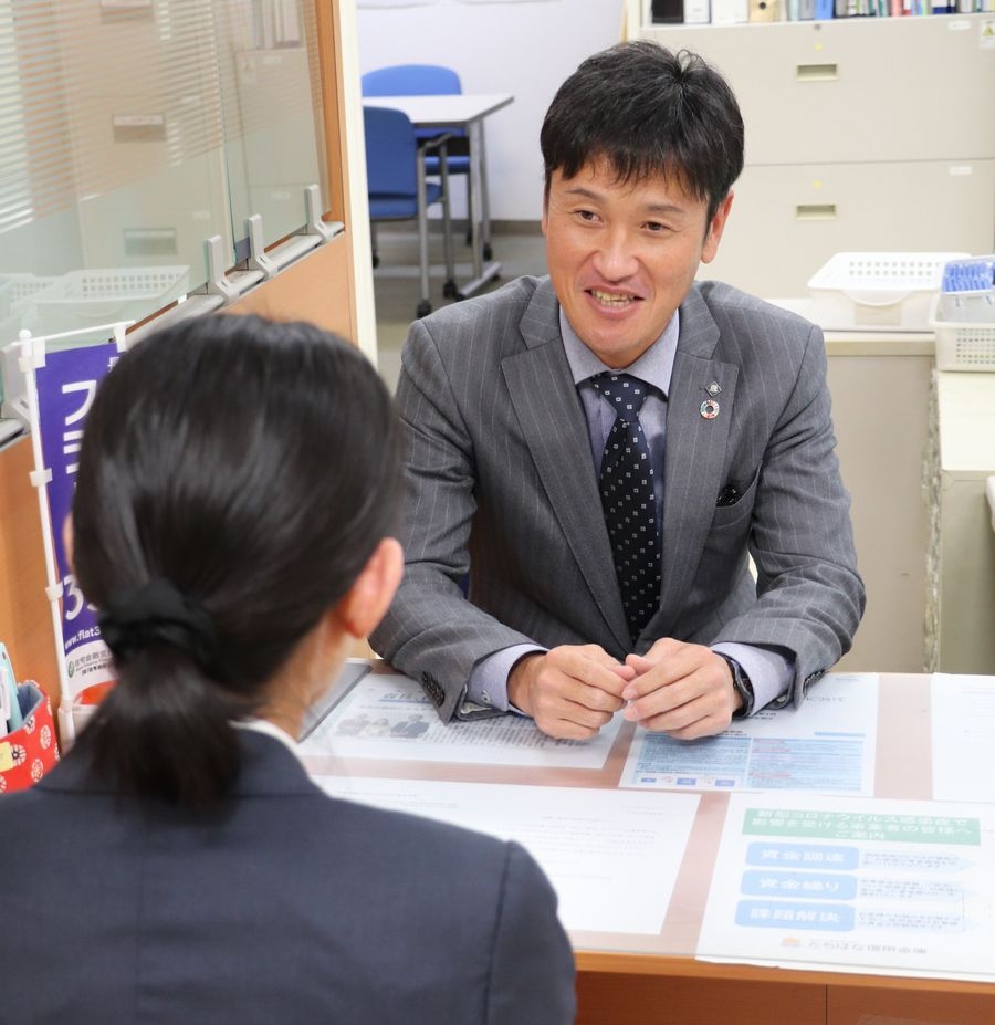 写真：店舗で指示を出す吉田さん