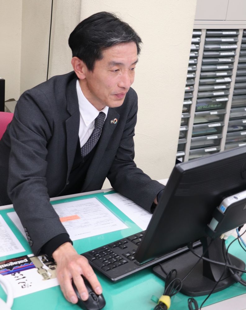 写真：店舗で指示を出す吉田さん