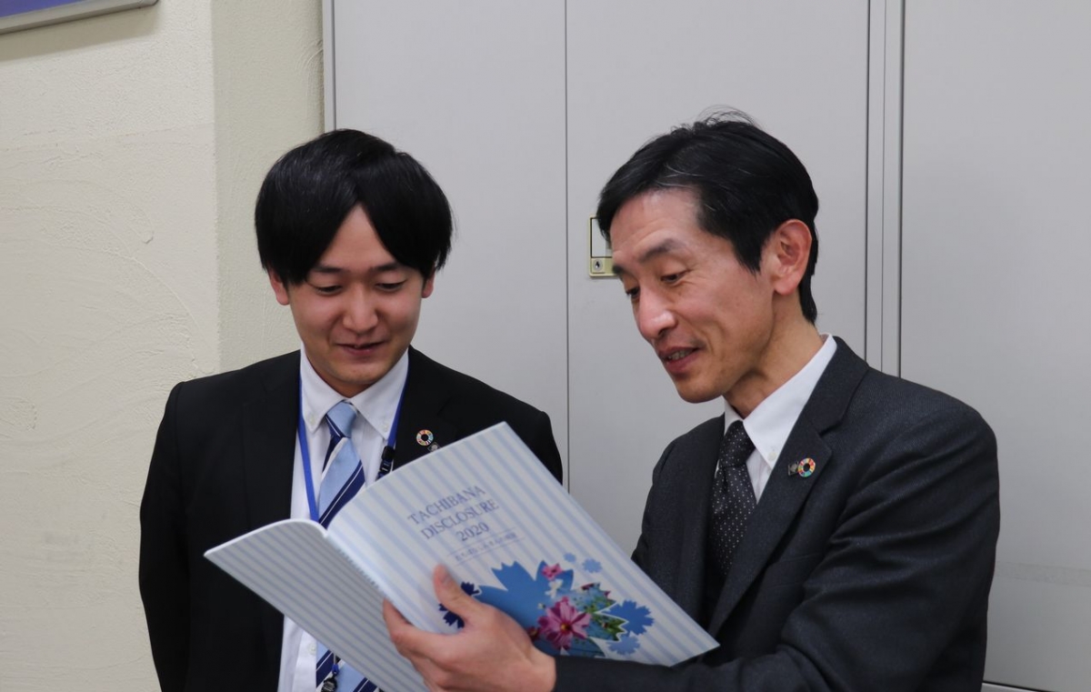 写真：後輩とディスカッションする吉田さん